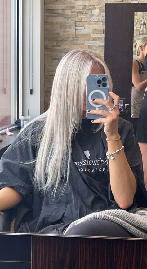 Platinum Blonde Grow Out, Cool Tone Dimensional Blonde, Super Blonde Hair With Dark Roots, Lived In Platinum Blonde Hair, Platinum Blonde Hair Money Piece, Platinum Blonde Hair With Money Piece, Platinum Card Hair, Icy Blonde Highlights On Blonde Hair, As Blond