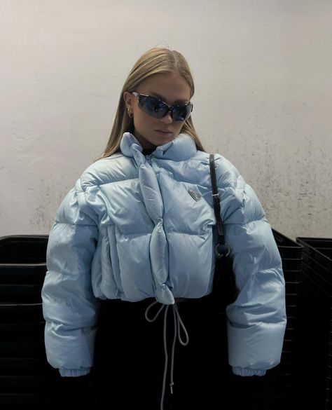 Puffer Jacket Outfit Winter Style, Puffy Jacket Outfit, Puffer Outfit, Jacket For Winter, Puffer Jacket Outfit, Street Fits, High Fashion Models, Blue Puffer Jacket, 11 November