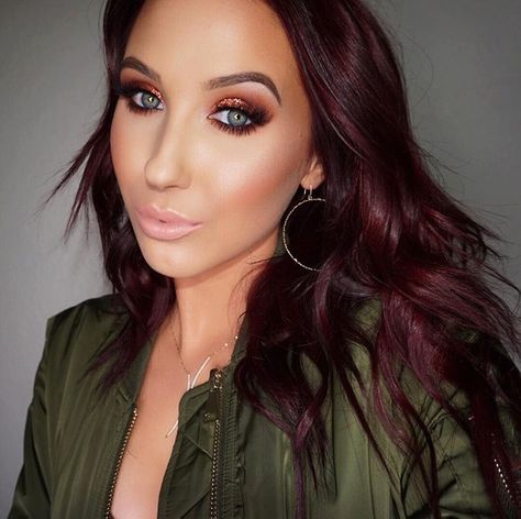 Jaclyn Hill Jaclyn Hill Hair, Jaclyn Hill Makeup Tutorials, Deep Burgundy Hair Color, Jaclyn Hill Makeup, Wine Hair, Red Hair Don't Care, Dark Red Hair, Jaclyn Hill, Burgundy Hair