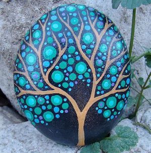 Get creative with these DIY painted rocks. From mandala rocks to easy painted rock crafts for kids, there are plenty of ideas for inspiration. Stone Art Painting, Painted Rocks Diy, Rock Painting Ideas Easy, Rock Painting Patterns, Paint Rock, Dot Art Painting, Rock Painting Designs, Stone Crafts, Rock Painting Art