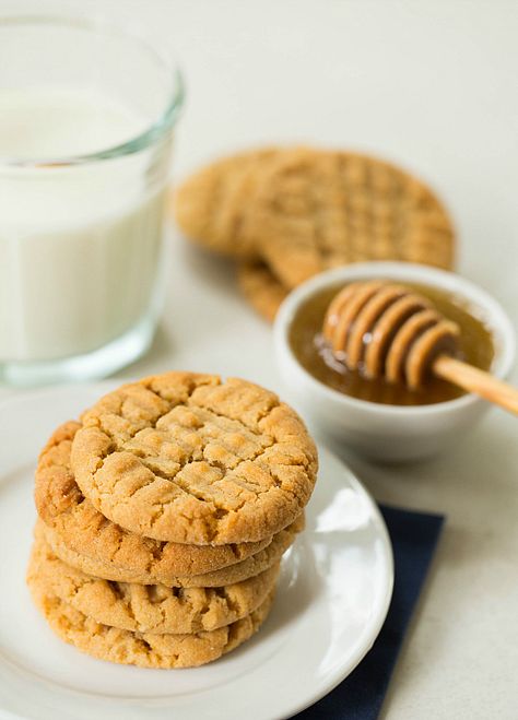 Honey-Peanut Butter Cookies by @Michelle (Brown Eyed Baker) :: www.browneyedbaker.com Brown Eyed Baker, Honey Roasted Peanuts, Honey Cookies, Peanut Butter Honey, Peanut Butter Cookie Recipe, Honey Recipes, Honey Roasted, Peanut Butter Cookies, Cookie Desserts