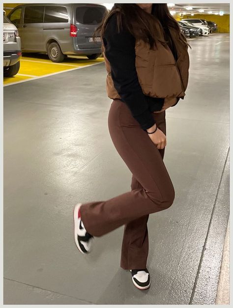 Dark Brown Joggers Outfit Women, Brown Leggings Outfit Black Women, Brown Athletic Outfit, Jordan Retro 3 Outfit Women, Brown Joggers Outfit Women, Light Brown Jeans Outfit, Seamless Leggings Outfit, Brown Joggers Outfit, Brown Jordans