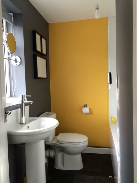 bathroom grey yellow feature wall Mustard Yellow Bathroom, Mustard Bathroom, Yellow Bathroom Walls, Yellow Grey Bathroom, Bathroom Yellow, Yellow Bathroom Decor, Trendy Bathroom Tiles, Winter Retreat, Yellow Bathroom