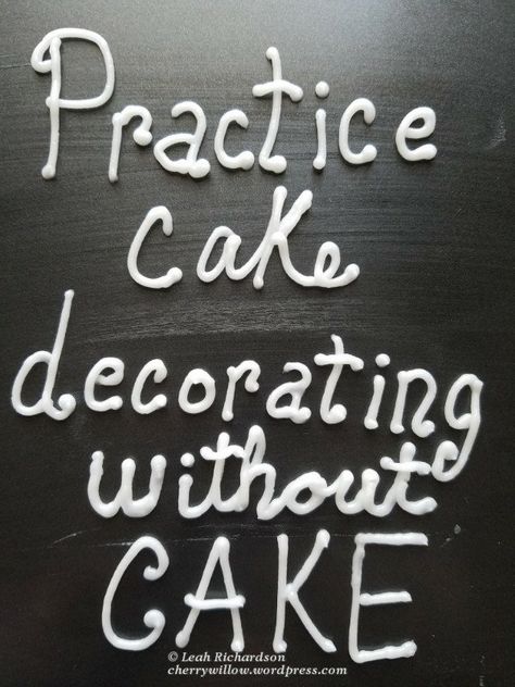 Practice Cake Decorating, Learn Cake Decorating, Decorating Frosting, Cake Lettering, Decorator Frosting, Frosting Techniques, Cake Decorating Icing, Cake Writing, Cake Decorating For Beginners