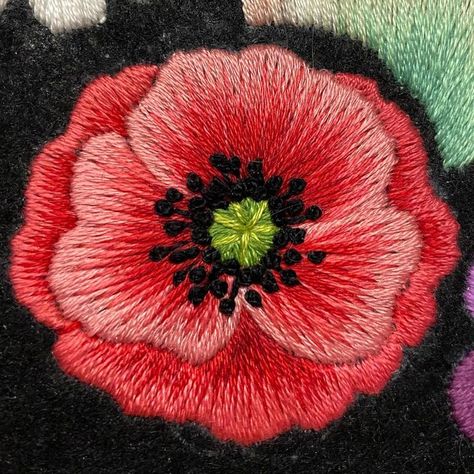 Plant Witch, Poppy Craft, Poppy Brooches, Felt Fashion, National Symbols, Thread Painting, Bead Embroidery Jewelry, Textile Designs, Red Poppy