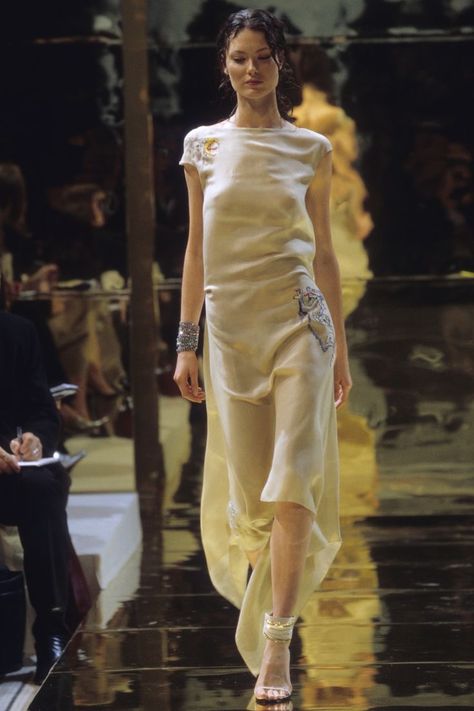 White Runway Looks, Fall Winter Runway, 90s Fashion Runway, Shalom Harlow, Runway Model, 90s Runway, Vintage Runway, Runway Outfits, Runway Collection