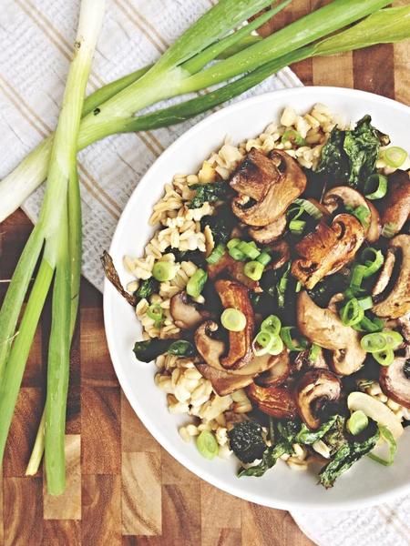 Toasted Kale + Coconut Bowl with Sautéed Mushrooms, a post from the blog Sakara Life - News on Bloglovin’ Sakara Life Recipes, Savory Bowls, Mushroom Bowl, Grain Salads, Vegan Apps, Veggies Recipes, Sakara Life, Sautéed Mushrooms, Kale Salad Recipes