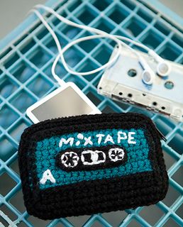 Mixedtape_1ss_small2 Diy Ipod Cases, Coin Purse Pattern, Crochet Phone Cases, Crochet Mobile, Crochet Case, Crochet Gratis, Crochet Clutch, Pola Sulam, Craft Stuff