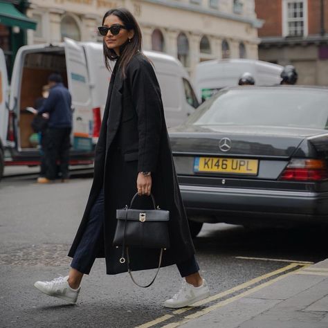 VEJA on Instagram: “#OOTD inspo from @cocobeautea - Our Campo White Natural are made out of chromefree leather, suede, tech lining (100% recycled plastic…” Basket Veja, Minimalist Street Style, Veja Shoes, Outfit 2022, Veja Sneakers, Event Outfit, Elegante Casual, Androgynous Fashion, Casual Work Outfits