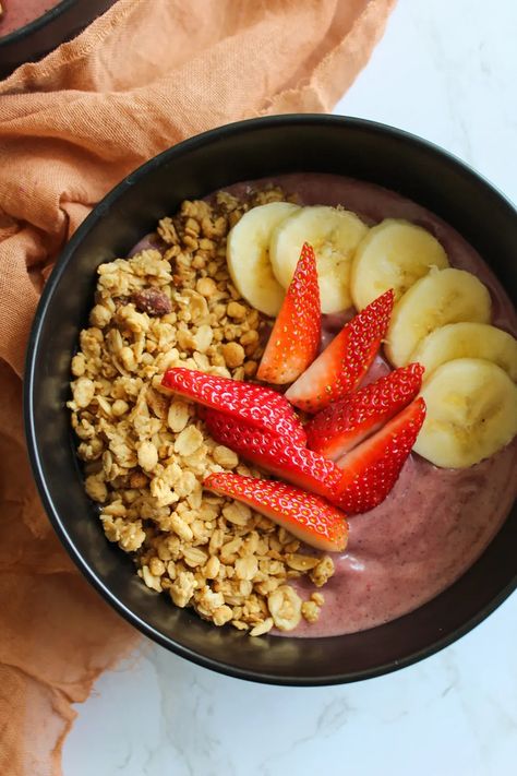 You only need 6 ingredients and 10 minutes to make this easy dairy free acai smoothie bowl recipe. It’s the perfect quick and healthy breakfast for busy mornings! Acai Smoothie Bowl Recipe, Breakfast For Busy Mornings, Quick And Healthy Breakfast, Berry Recipes, Acai Smoothie Bowl, Acai Smoothie, Low Sugar Recipes, Berries Recipes, Smoothie Bowl Recipe