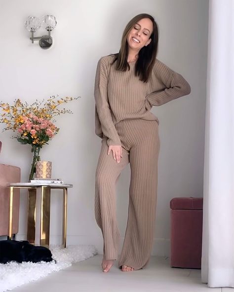 Sydne Style shows where to find comfy chic loungwear sets online in neutrals #loungwear #loungesets #comfychic #comfystyle @sydnesummer Ribbed Lounge Pants Outfit, Loungewear You Can Wear Out, Lounge Sweater Set, Nice Lounge Wear, How To Style Lounge Wear, Professional Loungewear, Knit Sets Outfit, Knitted Set Outfit, Capsule Loungewear