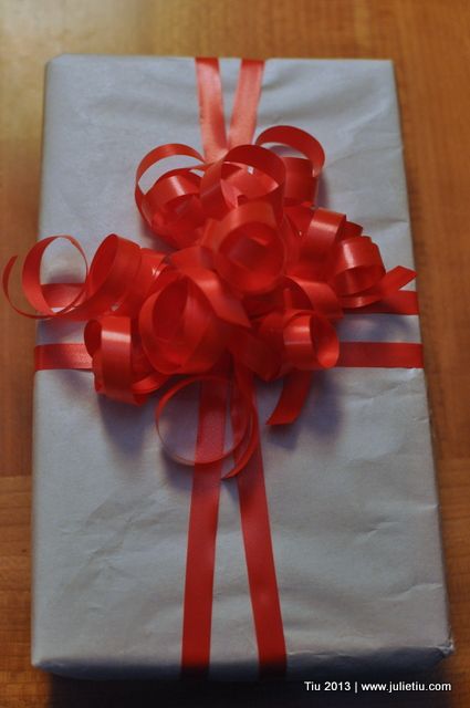 12 Days of Gift Wrapping: Curling Ribbon Wrapping Ribbon Presents, How To Make A Bow With Curling Ribbon, Curling Ribbon Bows Diy, Present Ribbon Ideas, Curly Ribbon Bows For Presents, Ribbon On Christmas Presents, Curling Ribbon Ideas, Curling Ribbon Ideas Gift Wrapping, Curling Ribbon Bows