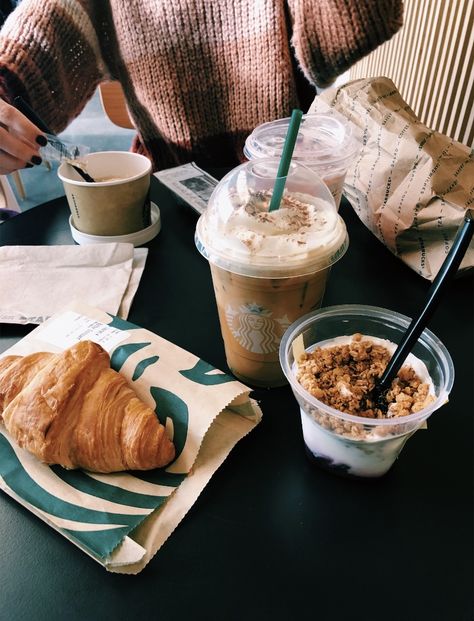 Starbucks With Friends Aesthetic, Starbucks Food Breakfast Aesthetic, Starbucks Breakfast Aesthetic, Autumn Sleepover Aesthetic, Fall Aesthetic With Friends, Starbucks Fall Aesthetic, Starburst Aesthetic, Fall Breakfast Aesthetic, Starbucks Girl Aesthetic