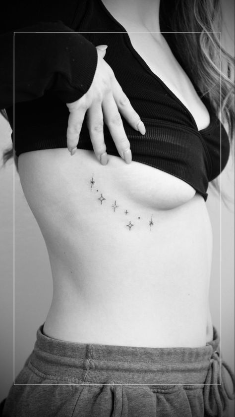 Feminine Celestial Tattoo, Tattoo Under Brest Aesthetic, Moon And Stars Rib Tattoo, Stars Tattoo Ribs, Constellation Tattoo Ribs, Star Tattoo Ribcage, Celestial Rib Tattoo, Star Spine Tattoos For Women, Stars Rib Tattoo