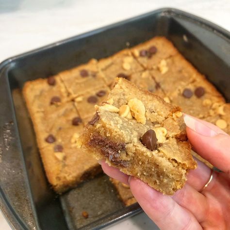 Vegan Peanut Butter Blondies, Eggless Peanut Butter Cookies, Peanut Butter Blondies Recipe, Vegan Chocolate Peanut Butter, Peanut Butter Blondies, Peanut Butter Cookie Bars, Vegan Ideas, Toll House, Food Plan