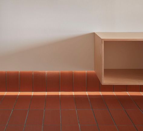 Red Tile Floor, Chinese Interior Design, Spanish Interior, Interior Minimal, Clay Roofs, Tiled Hallway, Quarry Tiles, Chinese Interior, Terracotta Floor