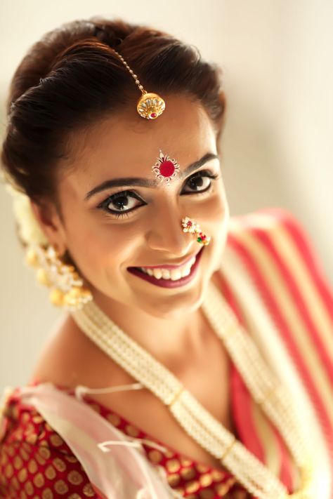 Bangle ceremony look for Indian bride - Bengali bridal look with intricate bindi design and nose stud Bengali Kumkum Design, Bengali Bindi Design, Bengali Attire, Bengali Bindi, Bengali Hairstyle, Kumkum Design, Bengali Bridal Look, Gopi Dots, Bride Bengali