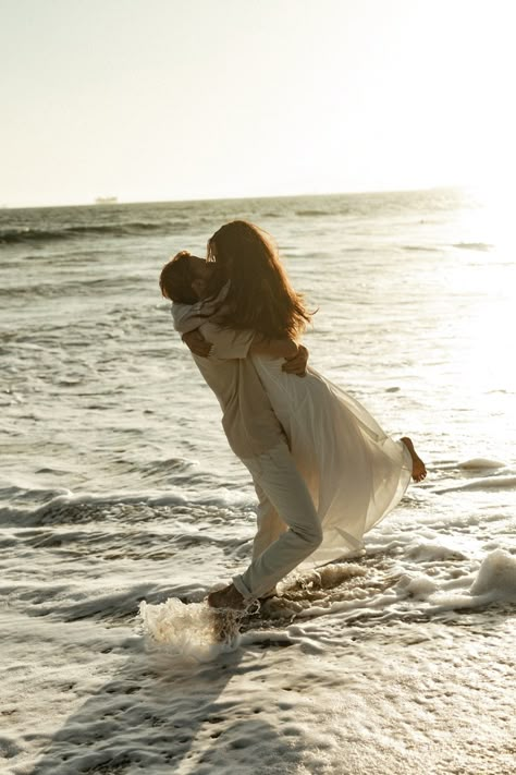 Aesthetic Romantic Couple, Couple Vacation Pictures, Poses Reference Photo, Couple Beach Poses, Romantic Beach Couple, Beach Couple Poses, Shots To Make, Beach Pictures Ideas, Photoshoot Couple Poses