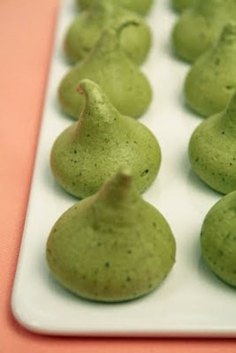 Matcha Meringue Kisses | Community Post: 20 Exciting Green Tea Recipes To Try Green Meringue, Matcha Meringue, Green Tea Powder Recipes, Meringue Drops, Merengue Cookies, Matcha Macarons, Green Tea Dessert, Matcha Green Tea Recipes, Matcha Dessert