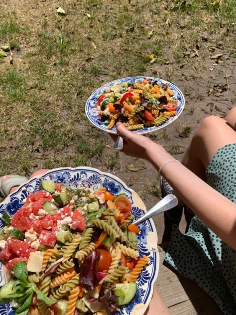 Summer lunch aesthetic #healthylunch #healthyfood #summersalad #summer #summervibes #summeraesthetic #summerrecipes #healthy #lunch #lunchideas #lunchrecipe #pastasaladrecipes Healthy Summer Aesthetic, Summer Lunch Aesthetic, Lunch Aesthetic, Food Set Up, Camping Lunches, Holy Girl, Summer Vision, Lunch Party, Summer Foods