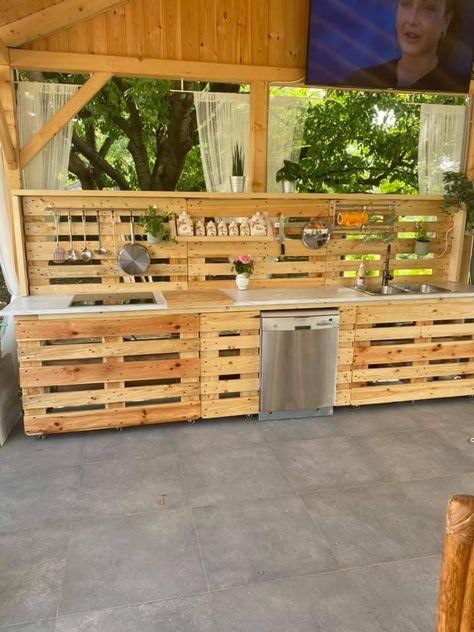 Pallet Outdoor Grill Station, Bbq Pallet Ideas, Pallet Grill Area, Pallet Outdoor Kitchen Diy Projects, Outdoor Kitchen From Pallets, Outdoor Kitchen Pallet Ideas, Outdoor Kitchen With Pallets, Outdoor Kitchen Pallets, Pallet Bbq Area