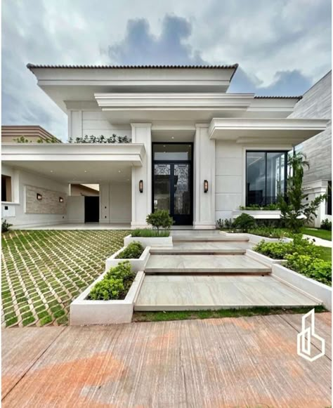 Japandi House Exterior, Balcony Patio Ideas, White Modern House, Japandi House, Estilo Japandi, Exterior Wall Design Modern, Modern House Ideas, Wall Design Modern, House Exterior Wall Design