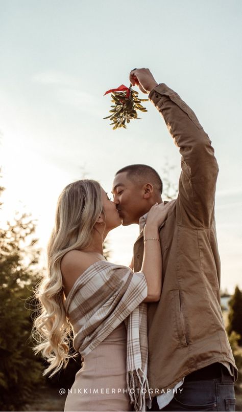 Holiday Photos Couples, Christmas Family Shoot Ideas, Christmas Engagement Photos Ideas, Cute Christmas Photo Ideas For Couples, Couples Christmas Card Photos, Christmas Card Photoshoot Couple, Christmas Card Poses With Dog, Christmas Pose Ideas, Retro Christmas Photoshoot