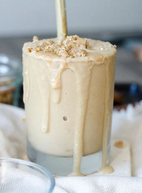 Vegan Tiramisu Smoothie with a 30 second quick cookie crumble (gluten-free). Creamy, dreamy and secretly healthy. Made with coffee, cacao, frozen banana, cauliflower and dairy-free yogurt. All the flavours of tiramisu! Tiramisu Smoothie, Yogurt Protein Powder, Healthy Shake, Running On Real Food, Yogurt Protein, Coffee Yogurt, Vegan Tiramisu, Quick Cookies, Cookie Crumble