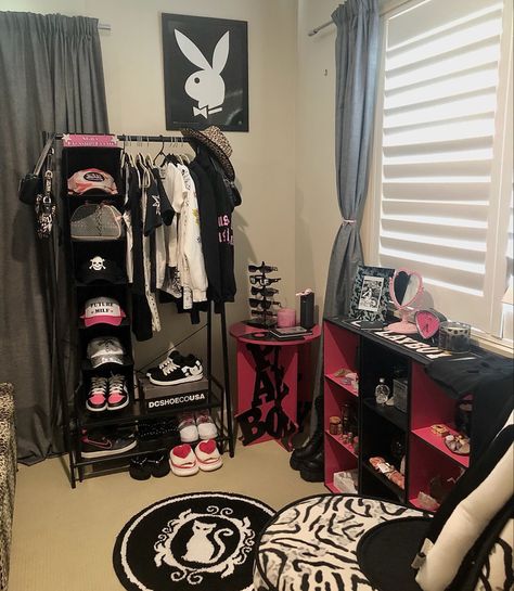 Y2k Rooms 2000s, Pink Y2k Room Decor, Grunge Y2k Room Ideas, Black And Pink House Decor, Y2k Room Pink, Trashy Y2k Room Decor, Y2k Grunge Bedroom, Room Ideas Pink And Black, Y2k Mcbling Room