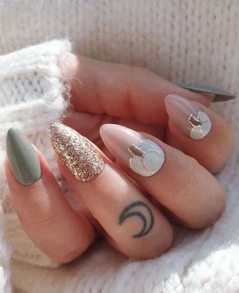 Fun Make Up Looks Halloween, Pastel Pumpkin Nails, Beginning Fall Nails, Nude Pumpkin Nails, Neutral Pumpkin Nails, Pumpkin Nail Art Halloween, Fall Holiday Nails, Pumpkin Nails Designs, Almond Fall Nails Design