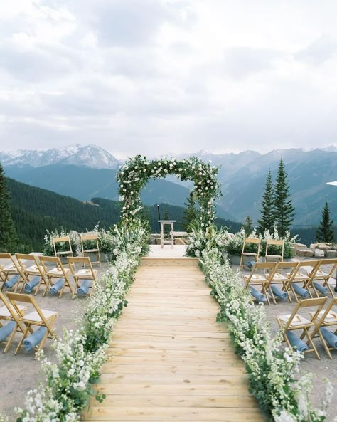 Dreamy mountain ceremony- #Ceremony #Dreamy #mountain Check more at https://howcandothis.com/weddingideas/dreamy-mountain-ceremony/ Mountain Ceremony, Mountain View Weddings, Scenic Wedding, Wedding Micro, Outdoor Wedding Decor, Elegant Wedding Decor, Mountain Top Wedding, Field Wedding, Wedding Floral Decor