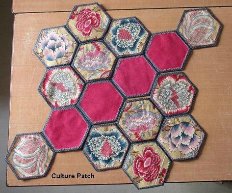 Sac hexagones R p Patchwork Hexagonal, Hexagon Bag, Grandmothers Flower Garden Quilt, Hexagon Quilt Pattern, Hexagon Patchwork, Flower Garden Quilt, Pouch Diy, English Paper Piecing Quilts, Garden Quilt