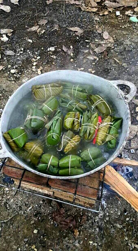 La famosa olla de los tamales: de cerdo,  pollo o de frijoles.  Muy ticos, muy del terruño. Brussel Sprout, Sprouts