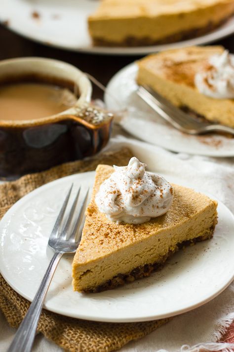 no-bake vegan pumpkin cheesecake with pecan-date crust from @ohmyveggies Vegan Pumpkin Cheesecake, Low Carb Pumpkin Cheesecake, Best Pumpkin Pie Recipe, Pumpkin Spice Cheesecake, No Bake Pumpkin Cheesecake, Pumpkin Mousse, Pumpkin Cheesecake Recipes, Best Pumpkin Pie, Vegan Pumpkin Pie