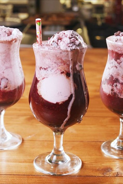 Alcoholic Ice Cream, Wine Float, Wine Ice Cream, Boozy Ice Cream, Boozy Milkshake, Float Recipes, Ice Cream Drinks, Ice Cream Floats, Boozy Desserts