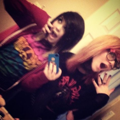 Emo Best Friends, 2010s Emo, 2010 Emo, Emo Friends, 2000s Internet, Scene Friends, 2010s Style, Tumblr Emo, Scene Icon