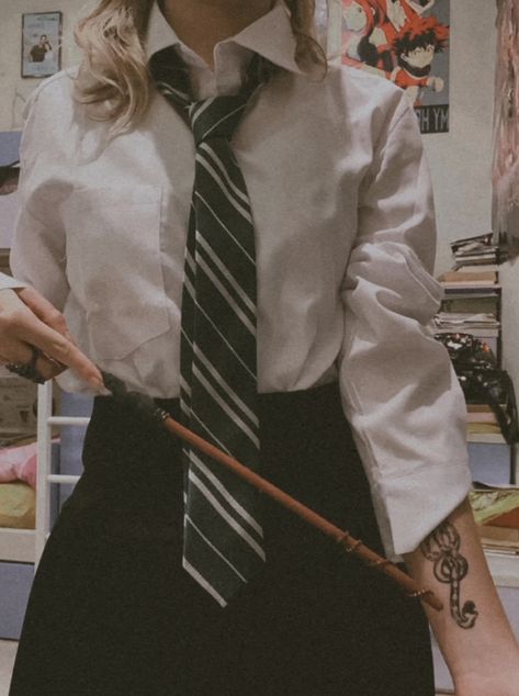 Modern Slytherin Outfit, Slytherin Aesthetic Fashion, Cute Slytherin Outfits, Slytherin Uniform Female, Slytherin Aesthetic Outfit, Slytherin Dresses, Slytherin Outfit Ideas, Slytherin Cosplay, Slytherin Uniform