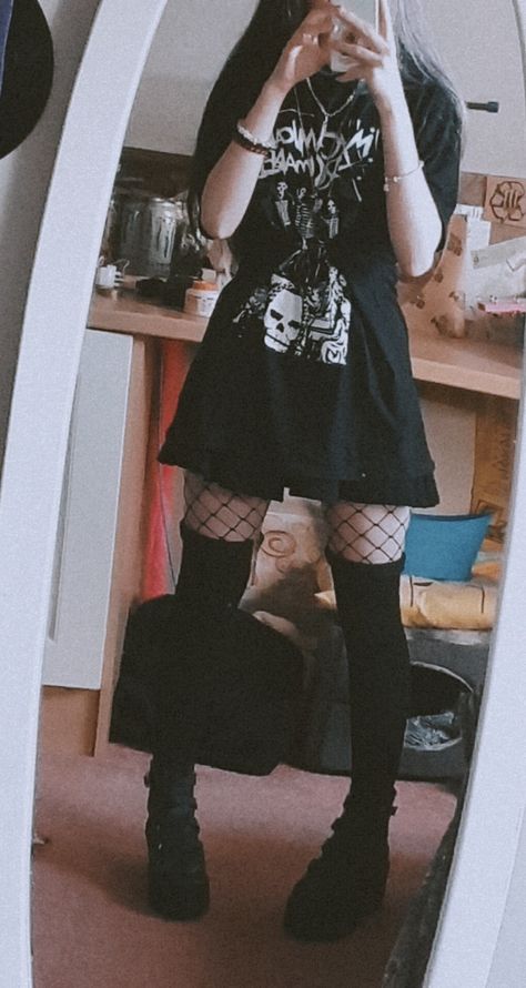 Dubstep Aesthetic Outfit, Emo Outfits For Concerts, Thick Emo Outfits, Darkcore Clothes, Alternative Style Women, Rock Female Outfit, Punk Look Women, Gothiccore Outfit, Simple Goth Style