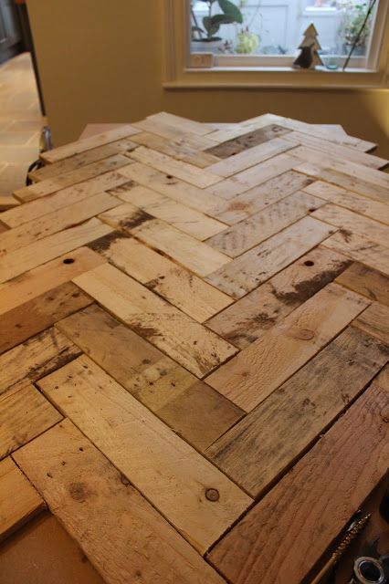 Build A Farmhouse, Build A Farmhouse Table, Pallet Dining Table, Pallet Kitchen, Wood Table Diy, Diy Organizer, Diy Dining Room, Diy Dining Table, Table Top Design