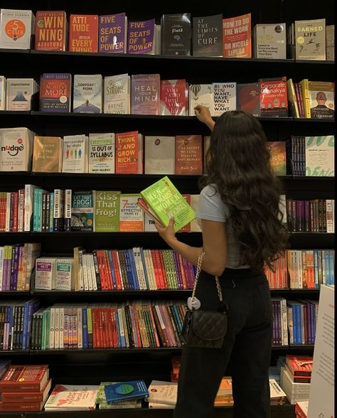 Cute Bookstore Outfits, Bookshop Aesthetic Girl, Bookstore Pictures Instagram, Bookstore Aesthetic Pictures, Book Store Poses, Bookstore Picture Ideas, Huntington Library Photoshoot, Bookstore Photo Ideas, Book Store Photos