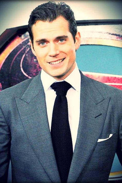 Henry Cavill.. Ohhh the adorable smirk! Gideon Cross anyone?? A Man In A Suit, Man In A Suit, Logan Lerman, Dc Movies, Clark Kent, Amanda Seyfried, Christian Grey, Man Of Steel, British Actors