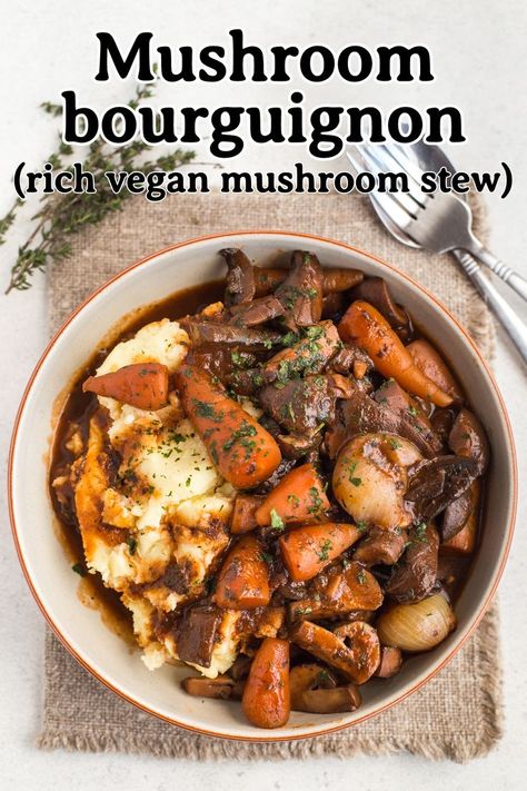 Mushroom bourguignon is the ultimate hearty, comforting vegan stew (and it's also surprisingly low calorie!) #mushroombourguignon #bourguignon #veganstew #mushroomstew #vegetarianstew Mushroom Bourguignon, Vegetarian Stew, Pasta Vegetariana, Vegan Stew, Tasty Vegetarian Recipes, Vegetarian Dinners, Idee Pasto Sano, Veg Recipes, Vegan Dinner Recipes