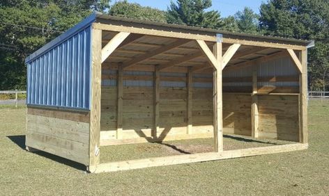 Equine Shelter 101: Do all horses need a stable? Horse Run In Shed, Shelter Architecture, Sheep Shed, Cattle Pens, Horse Shed, Goat Shed, Livestock Barn, Portable Sheds, Livestock Shelter