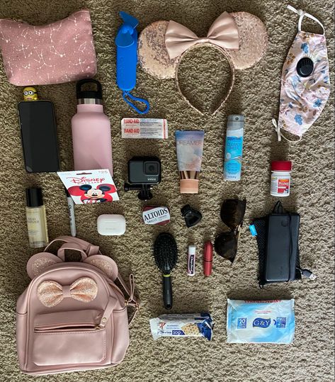 Disney Universal Studios Bag Essentials, What’s In My Disney Bag, Disneyland Bag Essentials, Disney Bag Essentials, Disney Day Bag, Disney Park Bag Essentials, Disneyworld 2024, Disney Travel Accessories, Disneyworld Outfits