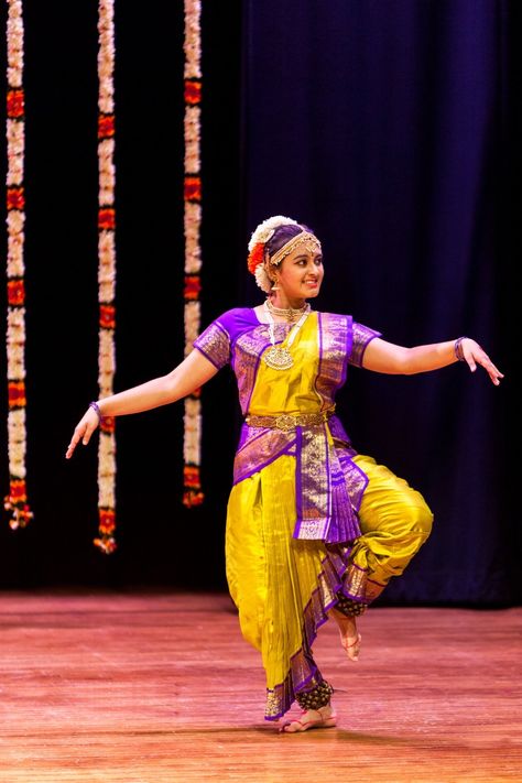 Kuchipudi Dance Dress, Bharatanatyam Costume Colors, Kuchipudi Costume, Bharatnatyam Costume, Bharatnatyam Dress, Bharatanatyam Costumes, Bharatanatyam Dress, Bharathanatyam Dance, Kuchipudi Dance