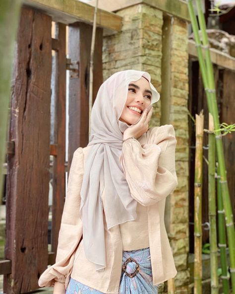 Dahlia Rizal, Beautiful Hijab, Girl Crush, Aesthetic Photo, Hijab Fashion, Dahlia, Casual Style, Fashion Inspo, Fashion Outfits