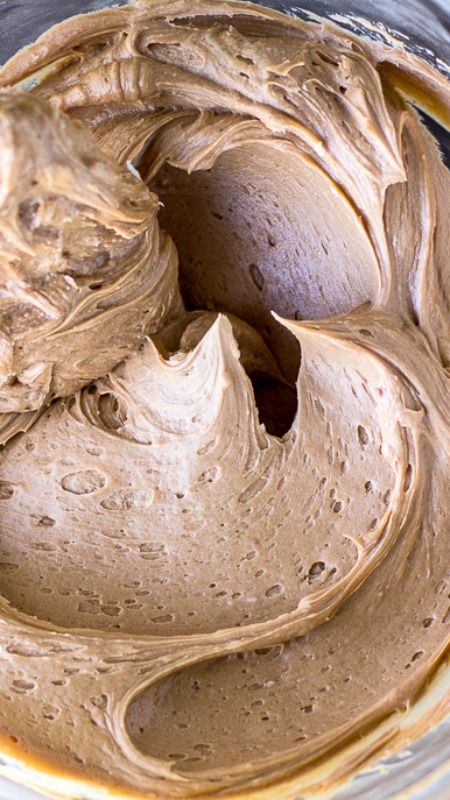 Milk Chocolate Buttercream Frosting ~ Creamy... The best milk chocolate buttercream frosting recipe you will even need! Pudding Recept, Chocolate Buttercream Frosting Recipe, Icing Recipes, Chocolate Buttercream Frosting, Buttercream Frosting Recipe, Frosting Recipe, Cake Fillings, Cream Frosting, Chocolate Buttercream