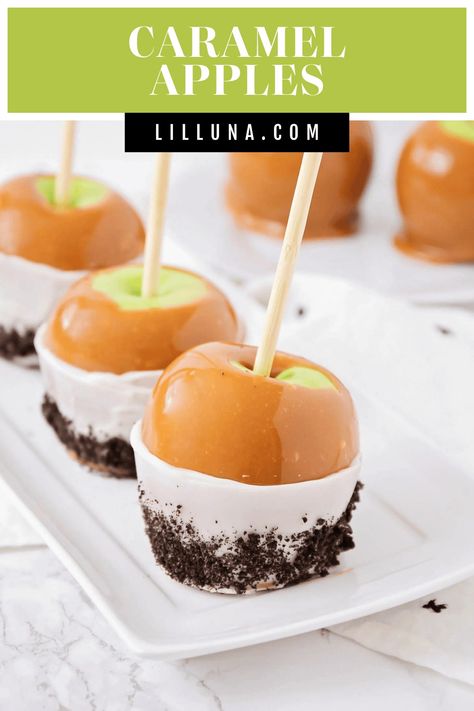 Simple caramel apples take a humble fruit and give it a sophisticated upgrade for a delightfully decadent and festive treat. #caramelapples #caramelapplerecipe #falltreats #caramel #apples Caramel Apple Recipe Easy, Cash Cake, Caramel Apple Pops, Caramel Apple Bars, Crushed Oreo, Apple Ideas, Gourmet Caramel Apples, Caramel Apples Homemade, Caramel Apples Recipe