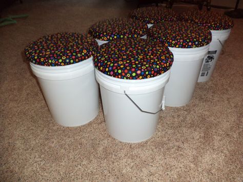 Bucket Seats for the classroom made from 5-Gallon Buckets! (tutorial included) Alternative Seating Classroom, Crate Seats, Diy Bucket, Alternative Seating, Classroom Seating, Playroom Organization, Flexible Seating, Organization Decor, New Classroom