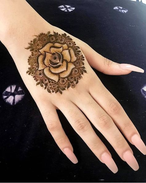 Henna Of The Day on Instagram: “We're in love with these unique mehendi designs! ❤️ They are definitely save-worthy! 📌 . Tag a bride to be. 👰🏽 DM for Credit. . .…” Pakistani Mahdi Design, Mahendi Designs Pakistani, Aisha Wallpaper, Simple Mehendi, Beginner Henna, Mahendi Designs, Mehendi Art, Finger Henna Designs, Passion Quotes